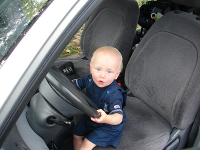 Nikolas beim Auto fahren